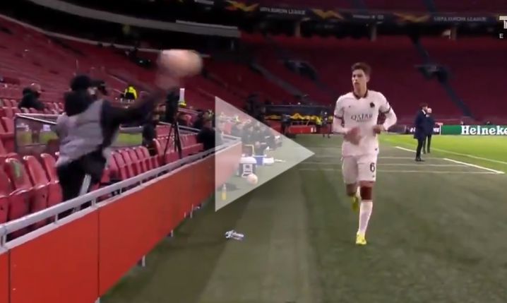 Chłopiec rzucił piłką w piłkarza AS Romy! Reakcja piłkarza jeszcze lepsza... xD [VIDEO]